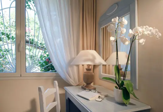 Hotel Su Sergenti desk