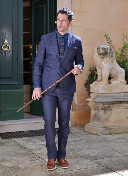 Gagliardi A-W 2013 blue suit outdoor