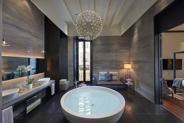 Mandarin Oriental, Milan suite bath