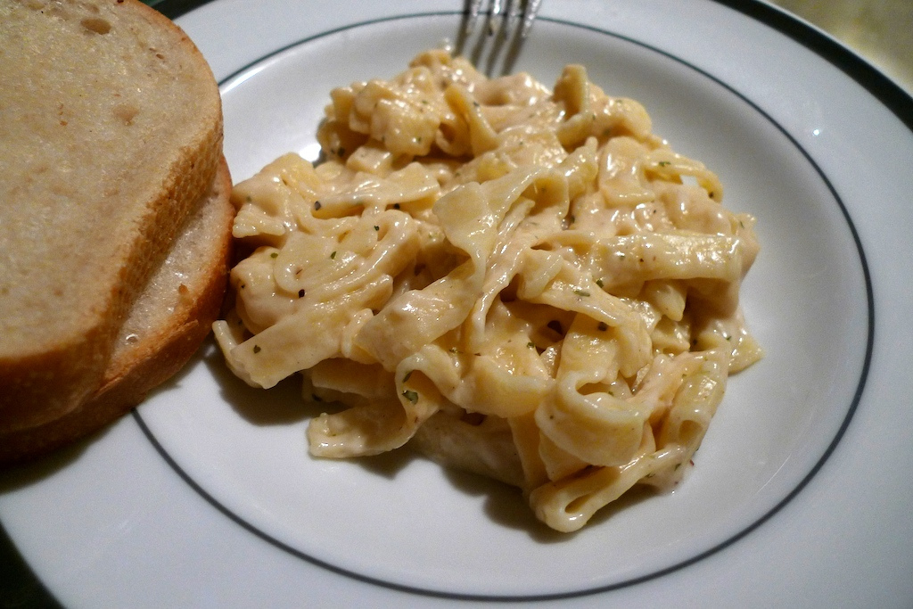 Fettuccini Alfredo - pasta tierna con una salsa cremosa de queso
