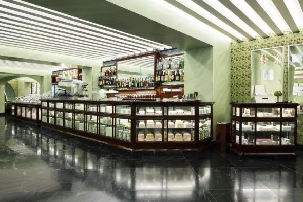 Pasticceria-Marchesi-Milan-at-Galleria-Vittorio-Emanuele counter