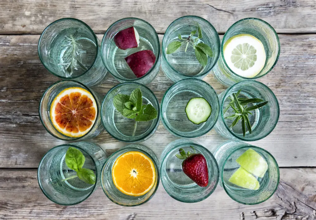 rsz_11-glasses_with_fruit_herbs_veggies